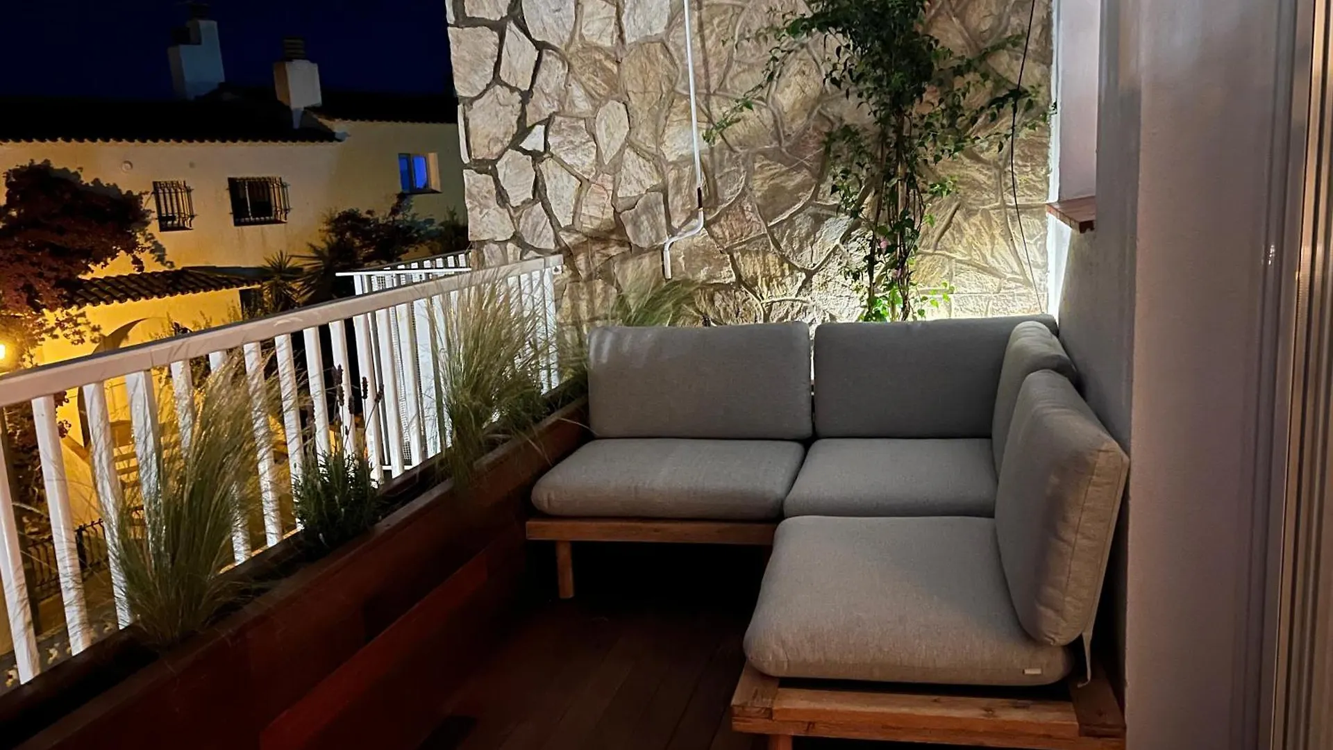 Seaport Llanca Apartment